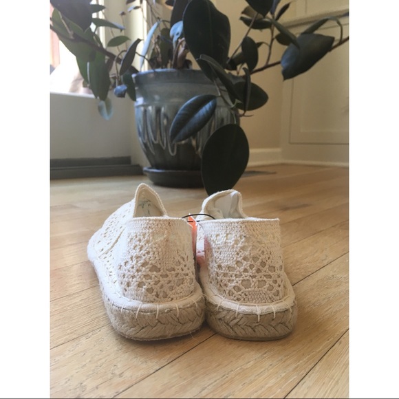 FREE NWT White Eyelet Espadrilles - Picture 6 of 7